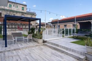patio con sedie e gazebo di Hotel San Michele a Napoli