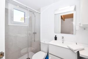 een badkamer met een toilet, een wastafel en een douche bij Acogedora Suite con entrada independiente in Masnou