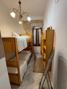 um quarto com dois beliches e uma escrivaninha em Vilitsa Holiday House em Pyrgi