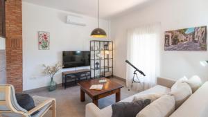 a living room with a couch and a table at Villa Los Ruedos Riogordo by Ruralidays in Ríogordo