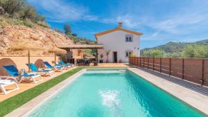 a villa with a swimming pool and a house at Villa Los Ruedos Riogordo by Ruralidays in Ríogordo