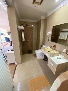 Koupelna v ubytování Hotel Brais + 37 fotografií