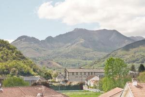 un pueblo con montañas en el fondo en Le Panoramique, en Lourdes