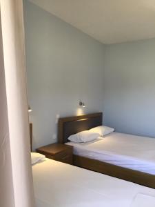 Postel nebo postele na pokoji v ubytování Pothos Hotel Alykes