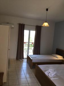 Postel nebo postele na pokoji v ubytování Pothos Hotel Alykes