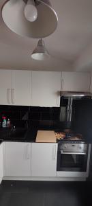 Kuchyň nebo kuchyňský kout v ubytování Retreat Cosy Levallois