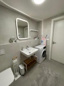 Koupelna v ubytování H52 Apartments + 37 fotografií