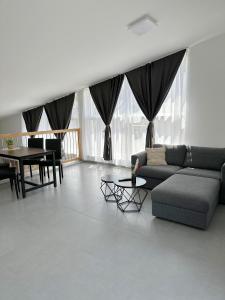 格拉茲的住宿－Grazora Living Apartments，客厅配有沙发和桌子