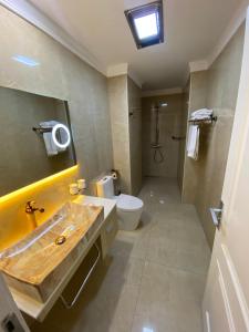 een badkamer met een wastafel en een toilet bij Hotel Brais in Durrës