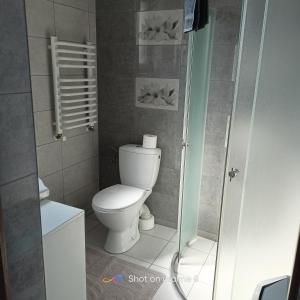 Un pequeño baño con inodoro y ducha. en Villa Turkus, en Jastrzębia Góra 27 fotos más