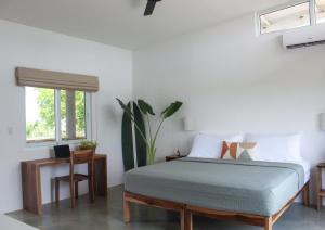 Waves & Wifi - Coworking & Coliving Space in Popoyo客房内的一张或多张床位