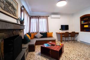 Televízia a/alebo spoločenská miestnosť v ubytovaní 2 Bedroom Art House in Kavala