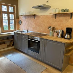 une cuisine avec un évier et une cuisinière dans l'établissement Apartment Am Fluss im Haus An der Rur, à Monschau 22 autres photos