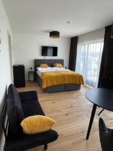 Postel nebo postele na pokoji v ubytování H52 Apartments