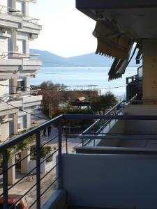 - une vue sur l'eau depuis le balcon d'un bâtiment dans l'établissement Vosinakis House in Volos, à Vólos