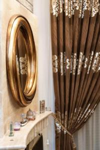 une salle de bain avec un miroir et un rideau de douche dans l'établissement Vosinakis House in Volos, à Vólos 24 autres photos