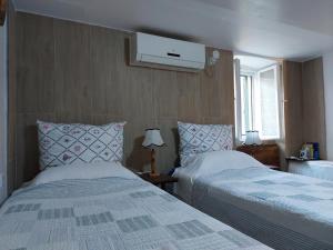 Ein Bett oder Betten in einem Zimmer der Unterkunft Rm Antonio on Dumanica St - En-suite Rm 5 min to the Old Town of Split