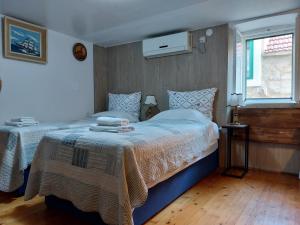 ein Schlafzimmer mit einem Bett und einem Fenster in der Unterkunft Rm Antonio on Dumanica St - En-suite Rm 5 min to the Old Town of Split in Split