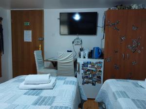 Ein Bett oder Betten in einem Zimmer der Unterkunft Rm Antonio on Dumanica St - En-suite Rm 5 min to the Old Town of Split