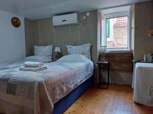 Posteľ alebo postele v izbe v ubytovaní Rm Antonio on Dumanica St - En-suite Rm 5 min to the Old Town of Split