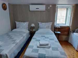 Ein Bett oder Betten in einem Zimmer der Unterkunft Rm Antonio on Dumanica St - En-suite Rm 5 min to the Old Town of Split