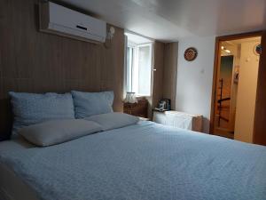 Ein Bett oder Betten in einem Zimmer der Unterkunft Rm Antonio on Dumanica St - En-suite Rm 5 min to the Old Town of Split