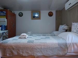 Ein Bett oder Betten in einem Zimmer der Unterkunft Rm Antonio on Dumanica St - En-suite Rm 5 min to the Old Town of Split