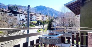Cassina ValsassinaYour perfect stay in Cassina Valsassina的带桌椅的阳台，可欣赏美景
