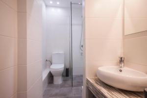 Koupelna v ubytování Exclusive New Modern Apartment at Syntagma Square