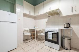 Kuchyňa alebo kuchynka v ubytovaní Acropolis Stylish 2BR Apartment - Center of Athens
