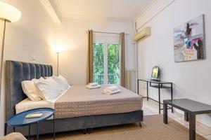 Posteľ alebo postele v izbe v ubytovaní Acropolis Stylish 2BR Apartment - Center of Athens