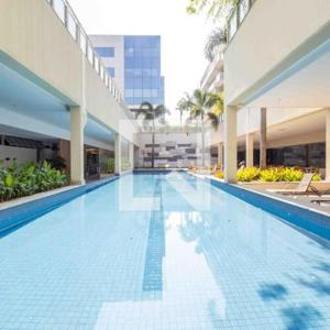 a large swimming pool in a large building at Apartamento Neolink Barra da Tijuca in Rio de Janeiro