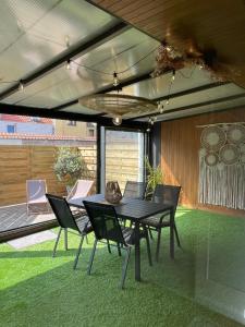 een zwarte eettafel en stoelen op een patio bij appartement Axelle 2 in Blankenberge