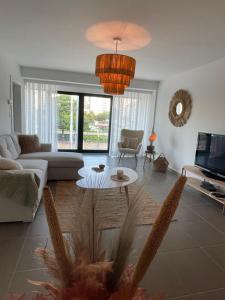 een woonkamer met een bank en een tafel bij appartement Axelle 2 in Blankenberge