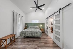 Un dormitorio con una cama y un ventilador de techo. en JK'S Bungalow in Waco, en Waco