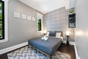 - une chambre avec un lit et un mur en briques dans l'établissement Wrigleyville Suites, à Chicago
