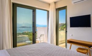 TV a/nebo společenská místnost v ubytování Roots Suites in Crete