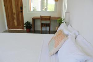 Waves & Wifi - Coworking & Coliving Space in Popoyo客房内的一张或多张床位