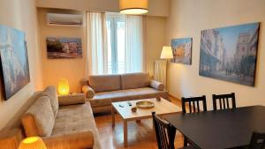雅典Comfortable apartment in Syntagma square的带沙发和桌子的客厅