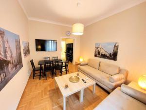 雅典Comfortable apartment in Syntagma square的带沙发和桌子的客厅