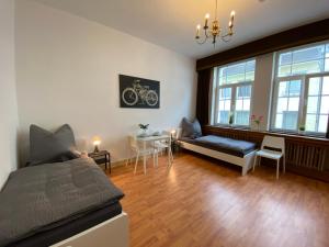a bedroom with a bed and a table and a couch at Premium Unterkunft für Monteure und Geschäftsreisende : Vollausgestattet, WIFI & Washing in Lembruch