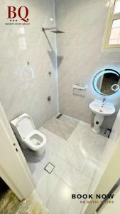البندقية للخدمات الفندقية BQ HOTEL SUITES في بريدة: حمام مع مرحاض ومغسلة