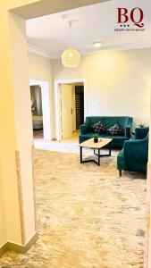 البندقية للخدمات الفندقية BQ HOTEL SUITES في بريدة: غرفة معيشة مع أريكة وطاولة