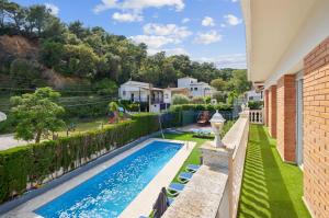 ein Swimmingpool im Hinterhof eines Hauses in der Unterkunft Villa Ainara Two in Lloret de Mar
