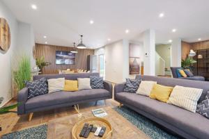 ein Wohnzimmer mit 2 Sofas und einem Esszimmer in der Unterkunft Villa Ainara Two in Lloret de Mar