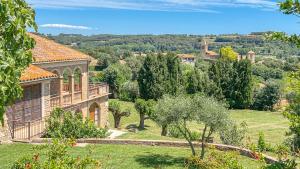 an image of a house with a garden at Majordoms - Mas Maria Carmen Dalmau in Sant Andreu del Terri