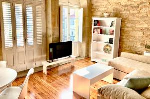 a living room with a couch and a tv at Casa Varela en Noia in Noya