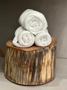 sterta ręczników siedząca na kłodzie w obiekcie Petra Maris B&B w mieście Peschici