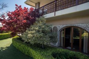 un edificio con un árbol delante de un edificio en Primavera Villa Sea view, en Selianitika
