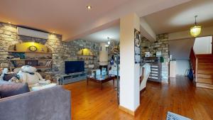 una gran sala de estar con una pared de piedra. en Primavera Villa Sea view, en Selianitika 46 fotos más